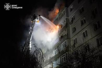 У Сумах продовжується ліквідація наслідків нічного ворожого удару У Сумах продовжується ліквідація наслідків нічного ворожого удару